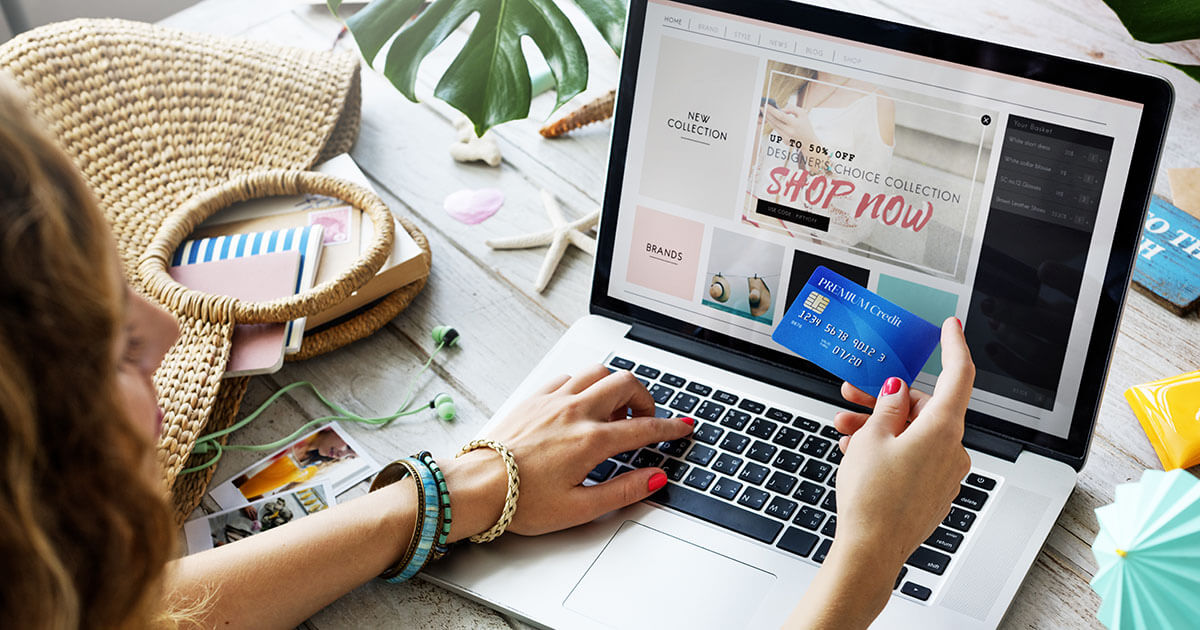 Persona comprando con su tarjeta de credito